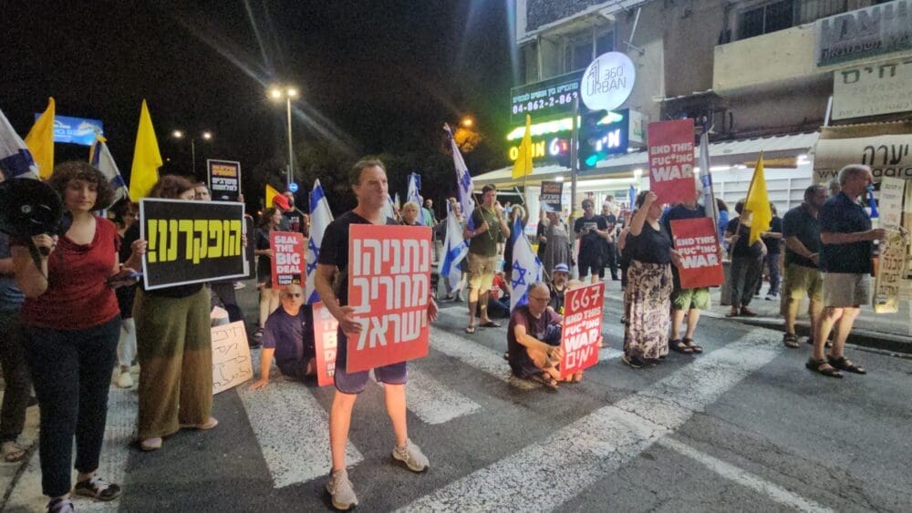 חסימת הכביש במוריה אתמול (צילום: מחאת העם חיפה)