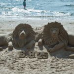 אריה, אריות, בילוי,ים, חופש, חוף, שמש, חול, גלים, מים, שלווה, רוגע, כיף, אופק, שקיעה, בריזה, סירה, שחייה, שיזוף, משחק, ילדים, צדפים, שקט, מרחב, טורקיז, דג, צלילה, שנורקל, גלשן, גלישה, קייט סרפ, סאפ, ספורט ימי, כדורעף חופים, טיילת, נופש, התרעננות, חתירה, מציל, הצלה, צולל, גולש, משתזף, משתזפת, משתזפים, שרב, חמסין, ארטיק, כפכפים, מדוזות, גל, מצופים, מצוף, טובע, טביעה, סערה, מערבולת, מערבולות, גאות,  טבע, כיסא נוח, מיצגים בחול, חול, פיסול, פסלֿ, ארמונות, ארמון, ילדים, הורים