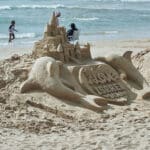 ים, חופש, חוף, שמש, חול, גלים, מים, שלווה, רוגע, כיף, אופק, שקיעה, בריזה, סירה, שחייה, שיזוף, משחק, ילדים, צדפים, שקט, מרחב, טורקיז, דג, צלילה, שנורקל, גלשן, גלישה, קייט סרפ, סאפ, ספורט ימי, כדורעף חופים, טיילת, נופש, התרעננות, חתירה, מציל, הצלה, צולל, גולש, משתזף, משתזפת, משתזפים, שרב, חמסין, ארטיק, כפכפים, מדוזות, גל, מצופים, מצוף, טובע, טביעה, סערה, מערבולת, מערבולות, גאות, טבע, כיסא נוח, מיצגים בחול, חול, פיסול, פסלֿ, ארמונות, ארמון, ילדים, הורים