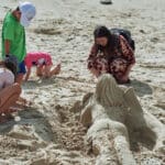 ים, חופש, חוף, שמש, חול, גלים, מים, שלווה, רוגע, כיף, אופק, שקיעה, בריזה, סירה, שחייה, שיזוף, משחק, ילדים, צדפים, שקט, מרחב, טורקיז, דג, צלילה, שנורקל, גלשן, גלישה, קייט סרפ, סאפ, ספורט ימי, כדורעף חופים, טיילת, נופש, התרעננות, חתירה, מציל, הצלה, צולל, גולש, משתזף, משתזפת, משתזפים, שרב, חמסין, ארטיק, כפכפים, מדוזות, גל, מצופים, מצוף, טובע, טביעה, סערה, מערבולת, מערבולות, גאות,  טבע, כיסא נוח, מיצגים בחול, חול, פיסול, פסלֿ, ארמונות, ארמון, ילדים, הורים