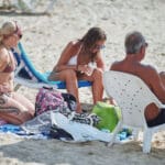 מקדם הגנה, מלתחות, מקלחות, מקלחת, רחצה, מים קרים, ים, חופש, חוף, שמש, חול, גלים, מים, שלווה, רוגע, כיף, אופק, שקיעה, בריזה, סירה, שחייה, שיזוף, משחק, ילדים, צדפים, שקט, מרחב, טורקיז, דג, צלילה, שנורקל, גלשן, גלישה, קייט סרפ, סאפ, ספורט ימי, כדורעף חופים, טיילת, נופש, התרעננות, חתירה, מציל, הצלה, צולל, גולש, משתזף, משתזפת, משתזפים, שרב, חמסין, ארטיק, כפכפים, מדוזות, גל, מצופים, מצוף, טובע, טביעה, סערה, מערבולת, מערבולות, גאות,  טבע, כיסא נוח, חול, הורים, ילדים