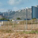 חיפה דרום, כניסה, עמוד, חשמל, חשמול רכבות, תשתית, תשתיות, רכבת ישראל, כביש החוף, כביש 2, סכנה, איכות חיים, גישה לחוף, גישה, ים, תושבי, תושבים, ממשלה, משרד התחבורה, פיתוח, מפרץ , טירת כרמל,  רכבת, רכבות, פסי רכבת, מסילה, מסילת, מאבק, עירייה, עיריה , עינת קליש, יונה יהב, עיריית חיפה