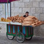 מוכר בייגלה בכניסה לעיר העתיקה בירושלים (צילום: שרון לייבל)