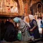 צליינים בכנסיית הקבר הקדוש בירושלים (צילום: שרון לייבל)