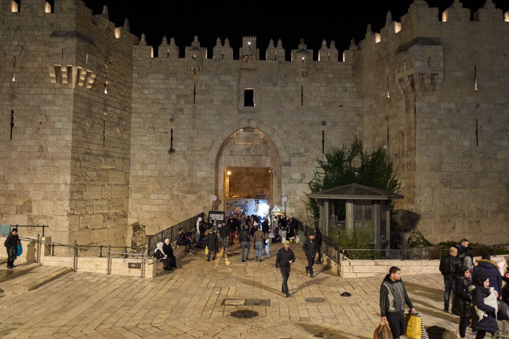 הכניסה לשער שכם בעיר העתיקה בירושלים (צילום: שרון לייבל)