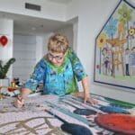 אלה אלטר – בעת עבודתה על יצירתה הנוכחית (צילום: רחלי אורבך)