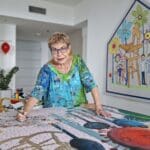 אלה אלטר – לצד שולחן האוכל שקיבל אישור להפיכתו לסטודיו לציור (צילום: רחלי אורבך)