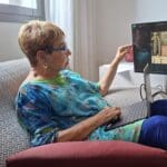 אלה אלטר – ישיבה במקום המועדף לעבודה ויצירה (צילום: רחלי אורבך)