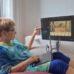 אלה אלטר – בתנוחה אופיינית בעת יצירה על צג המחשב (צילום: רחלי אורבך)