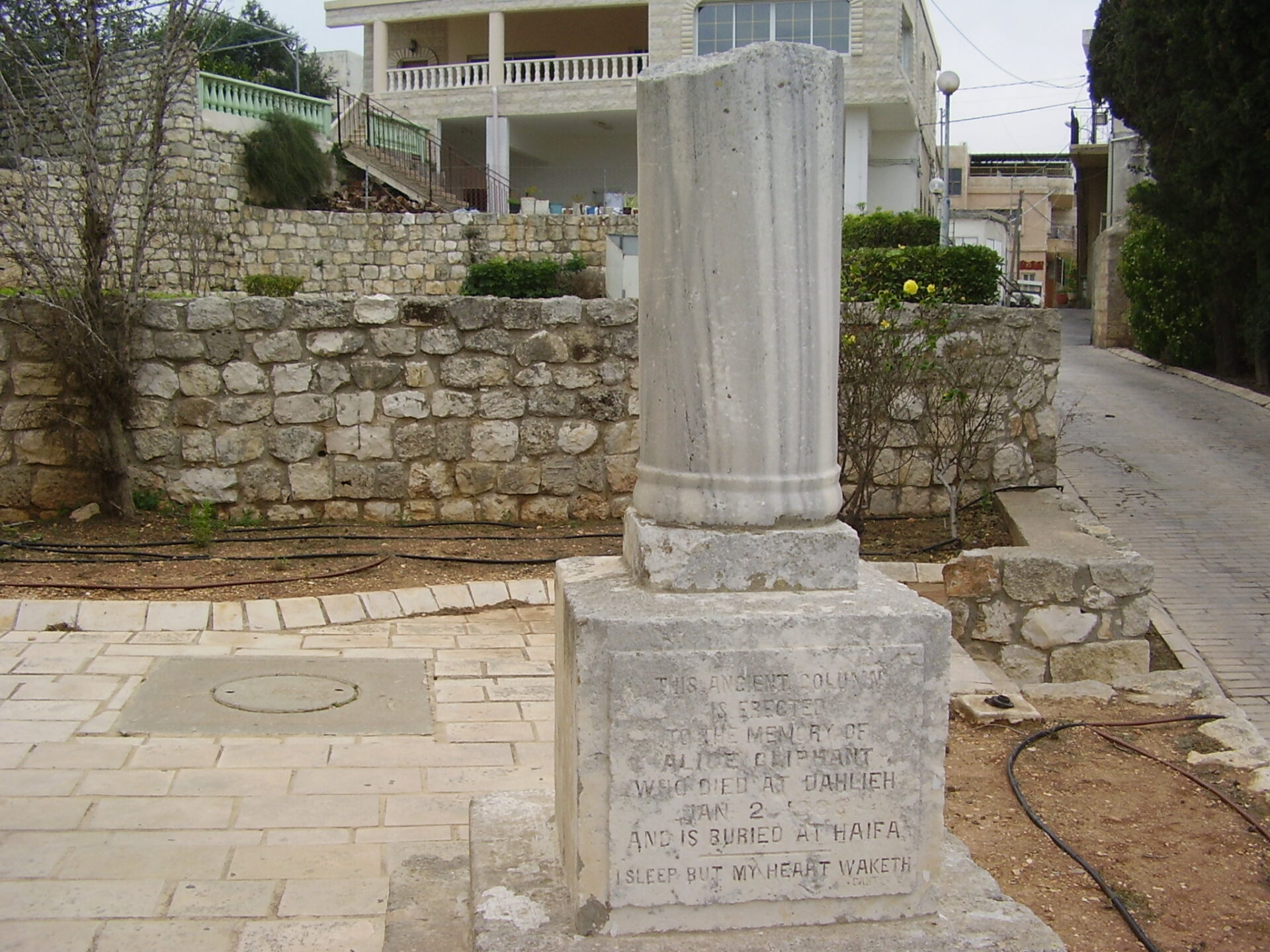 המצבה לזכר אליס בחצר הבית בדלית אל-כרמל (צילום: אבישי טייכר)
