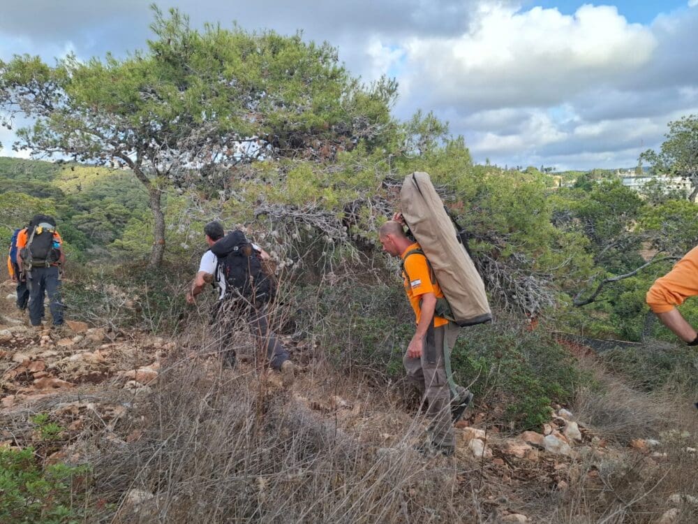 חילוץ בנחל יגור: מטייל שפרק את כתפו פונה מהשטח 10/8/25 (צילום: יחידת החילוץ גליל כרמל)חילוץ בנחל יגור: מטייל שפרק את כתפו פונה מהשטח 10/8/25 (צילום: יחידת החילוץ גליל כרמל)