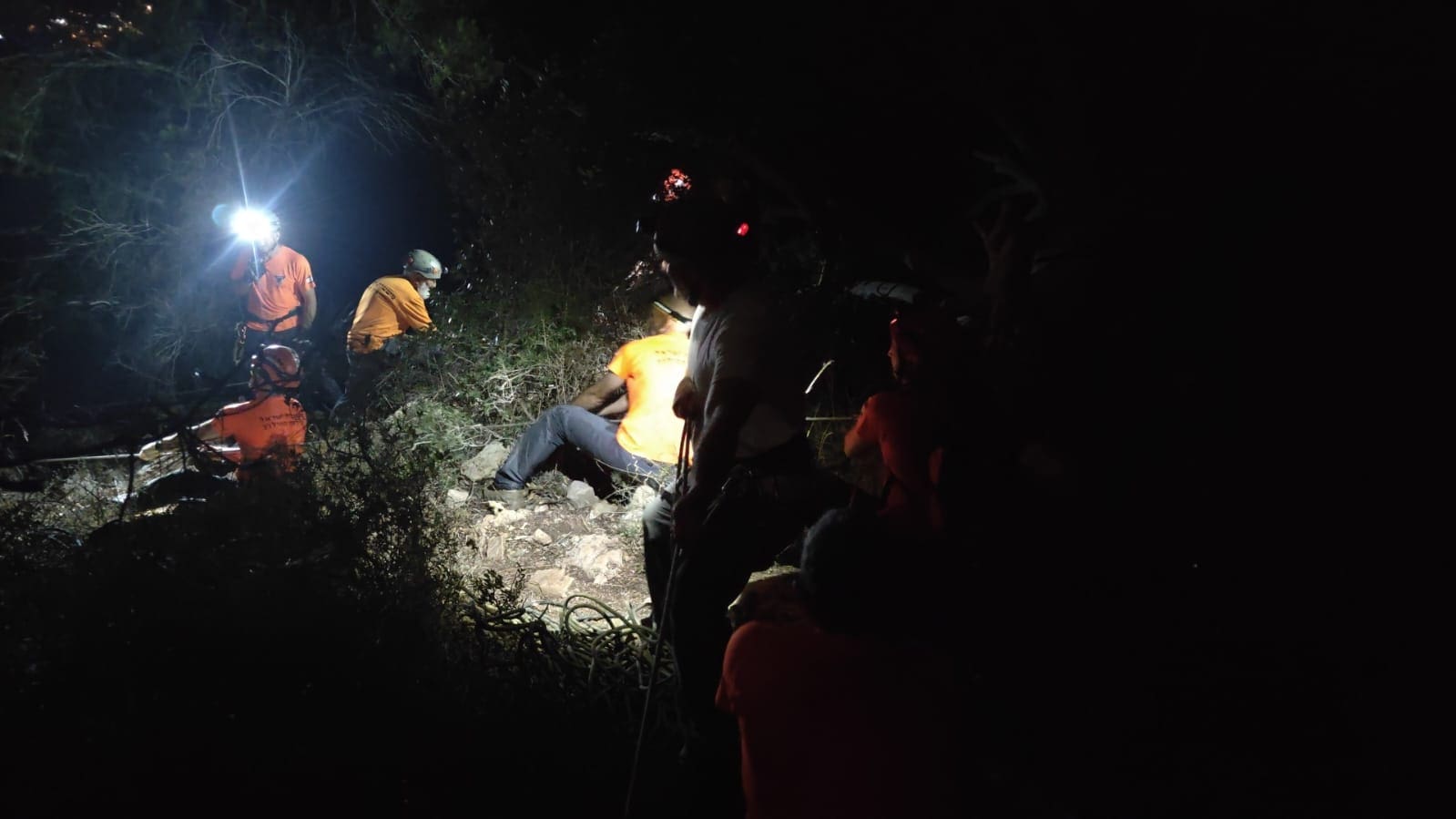 חילוץ מטיילים מנחל עובדיה (צילום: יחידת חילוץ 