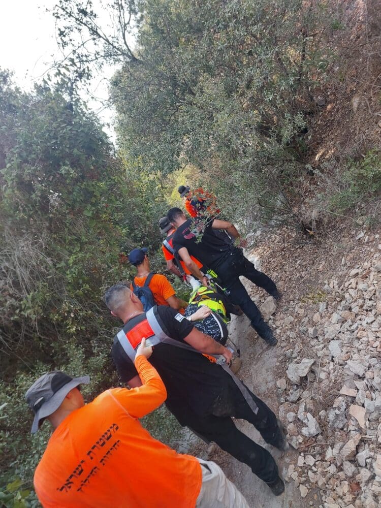 חילוץ של אם ובת מנחל לוטם (צילום: כבאות והצלה)
