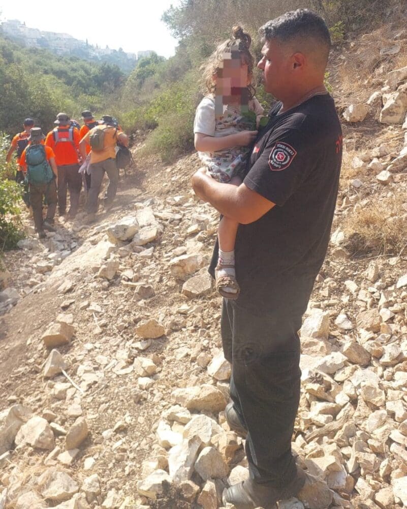 חילוץ של אם ובת מנחל לוטם (צילום: כבאות והצלה)