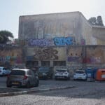 מבנה נטוש, אדריכלות, קולנוע, חיפה, שכונת הדר, בניין ישן, הזנחה, היסטוריה עירונית, חזית, גרפיטי, חלונות, בטון, אורבניזם, נוסטלגיה, עיר, רחוב, צילום יום, אמנות רחוב, תרבות, שימור, התפוררות