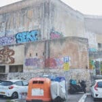 מבנה נטוש, אדריכלות, קולנוע, חיפה, שכונת הדר, בניין ישן, הזנחה, היסטוריה עירונית, חזית, גרפיטי, חלונות, בטון, אורבניזם, נוסטלגיה, עיר, רחוב, צילום יום, אמנות רחוב, תרבות, שימור, התפוררות