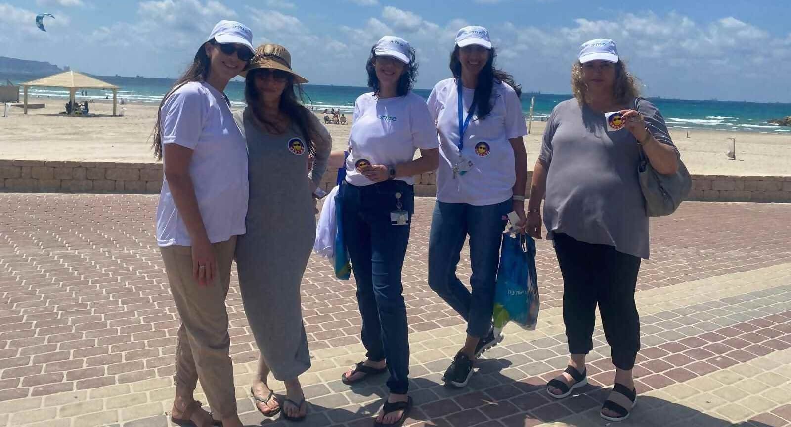 אחיות כללית בחוף בקרית ים מסבירות על נזקי השמש (צילום: כללית)