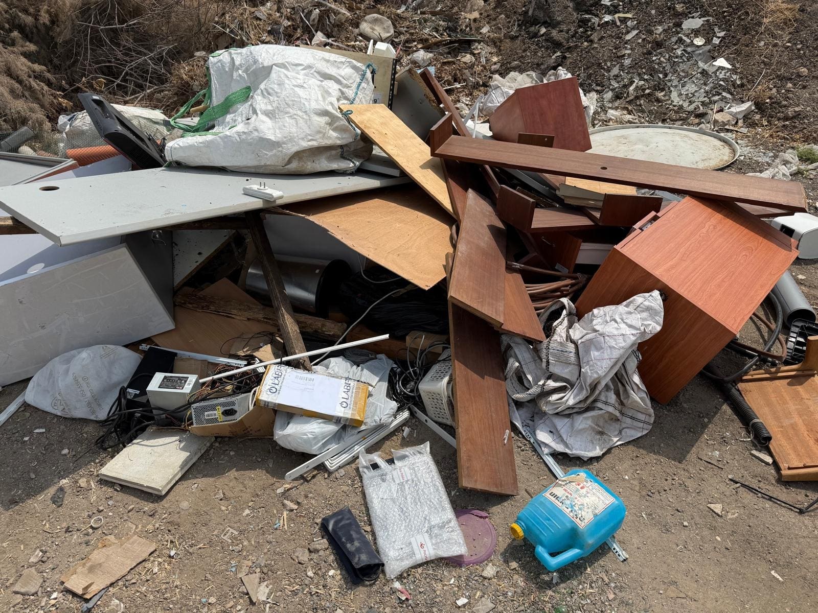 פסולת שהושלכה באופן לא חוקי (צילום: רשות נחל קישון)
