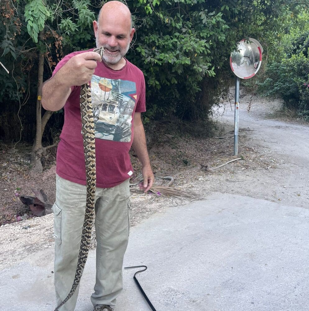 לוכד הנחשים (צילום: דגן ארז)