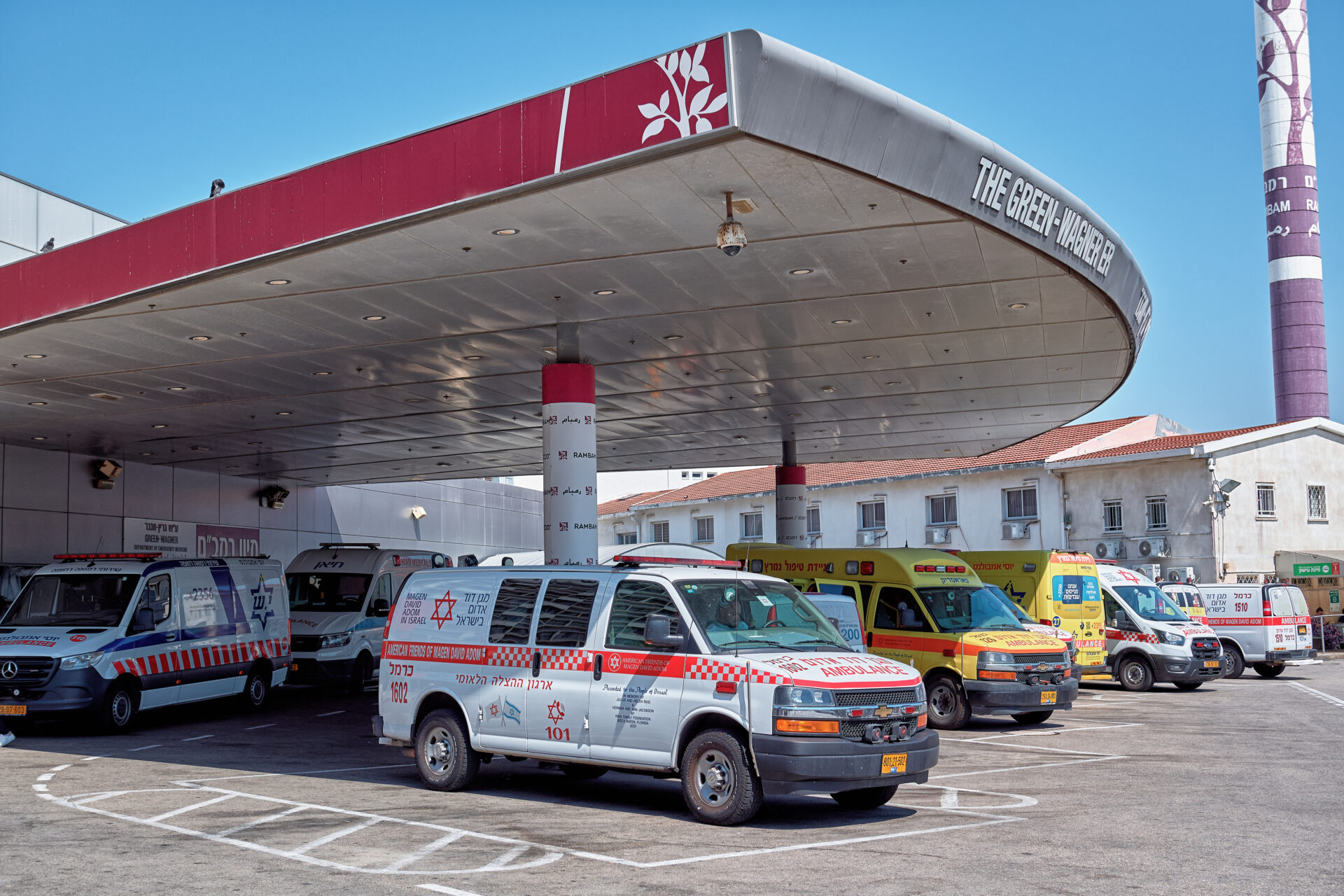 אמבולנסים של מד״א ברחבת המיון ברמב״ם (צילום: שרון לייבל)