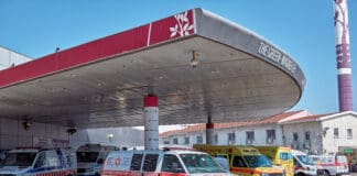 אמבולנסים של מד״א ברחבת המיון ברמב״ם (צילום: שרון לייבל)