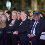ראש העיר יונה יהב והשר אופיר סופר בעצרת יום הזכרון בחיפה (צילום: שרון לייבל)