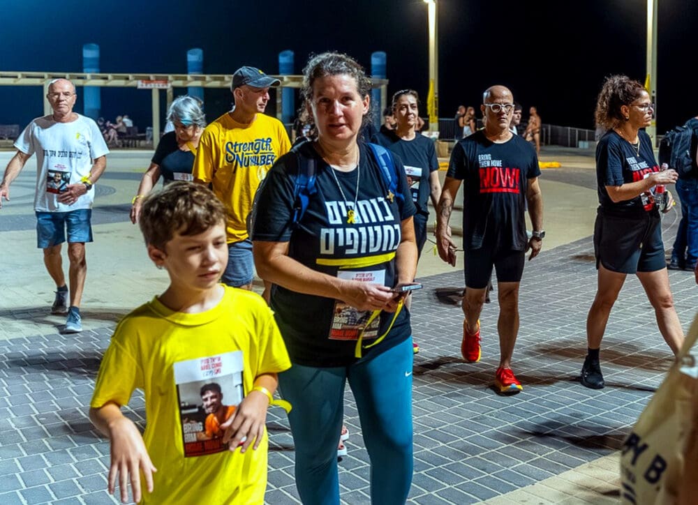 ריצה חברתית לשובם של החטופים בחוף "דדו" בחיפה (צילום: רן דמבו, מטה המשפחות למען החזרת החטופים והנעדרים בחיפה).