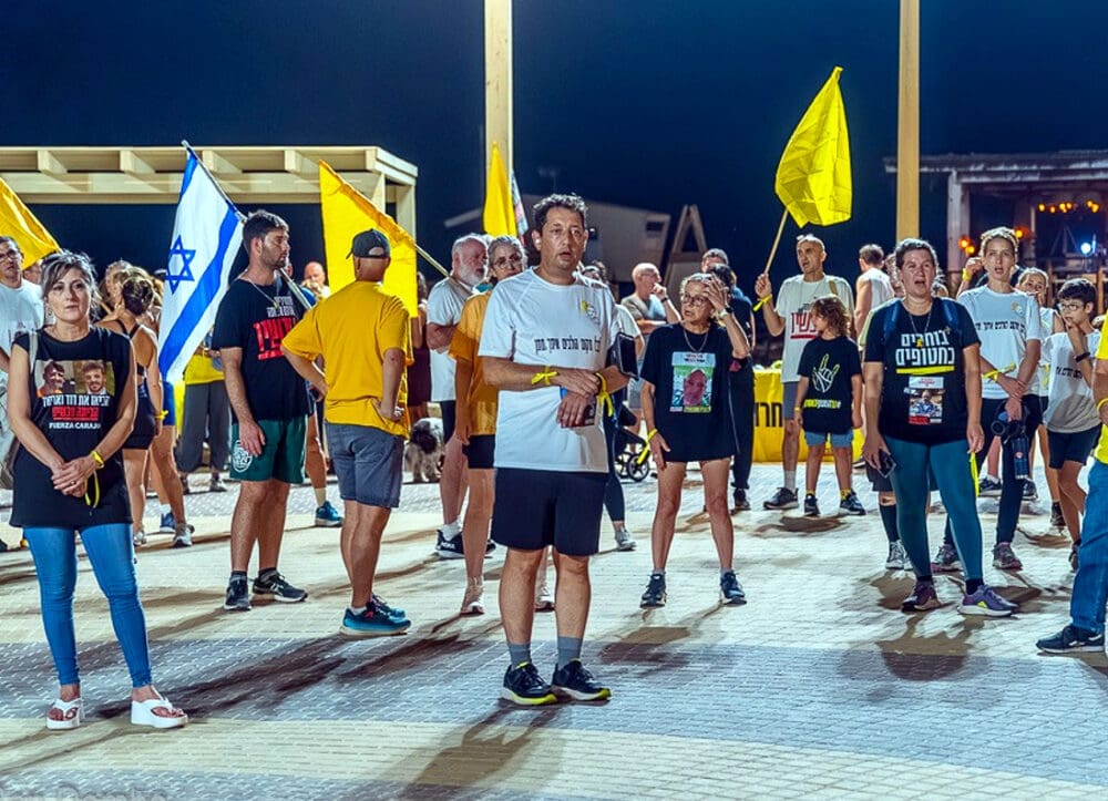 ריצה חברתית לשובם של החטופים בחוף "דדו" בחיפה (צילום: רן דמבו, מטה המשפחות למען החזרת החטופים והנעדרים בחיפה).