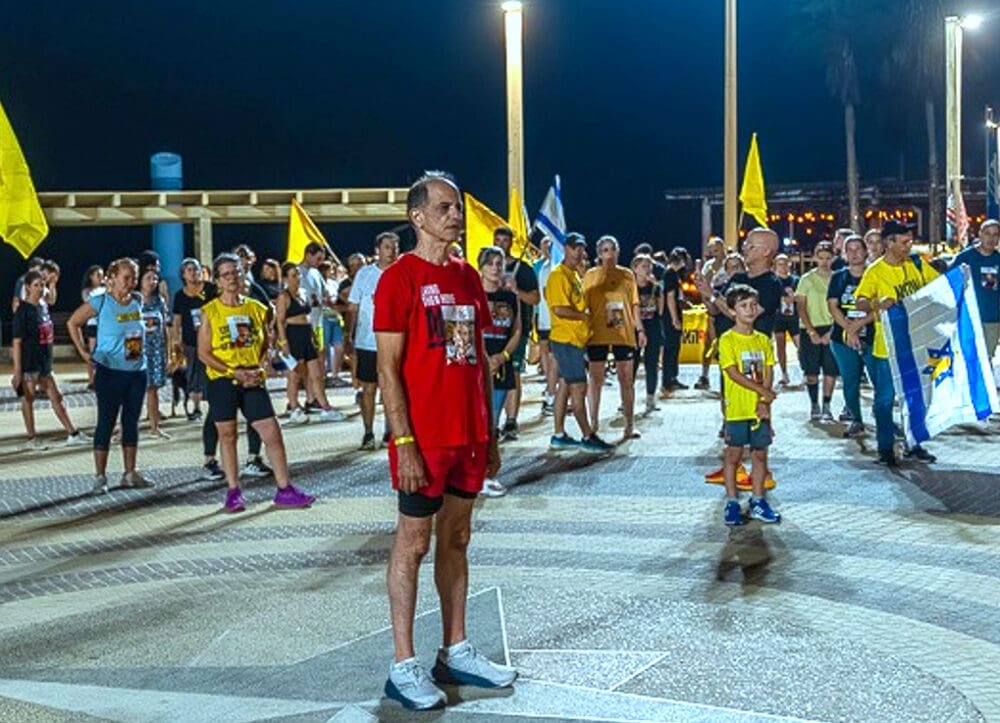ריצה חברתית לשובם של החטופים בחוף "דדו" בחיפה (צילום: רן דמבו, מטה המשפחות למען החזרת החטופים והנעדרים בחיפה).