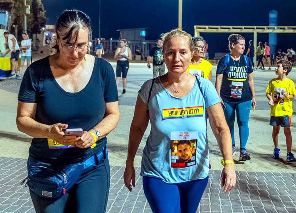 ריצה חברתית לשובם של החטופים בחוף "דדו" בחיפה (צילום: רן דמבו, מטה המשפחות למען החזרת החטופים והנעדרים בחיפה).