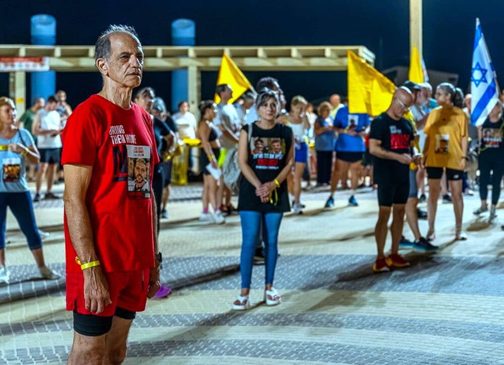 ריצה חברתית לשובם של החטופים בחוף "דדו" בחיפה (צילום: רן דמבו, מטה המשפחות למען החזרת החטופים והנעדרים בחיפה).
