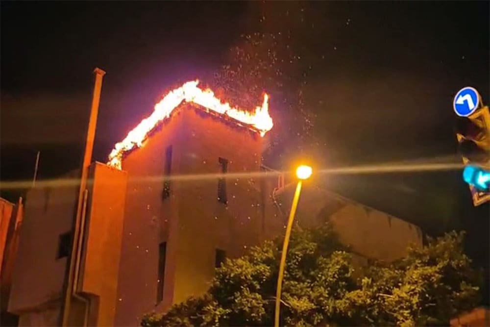 חילוץ בחיפה: שתי לכודות חולצו משריפה על גג מבנה מגורים (צילום: כבאות והצלה)