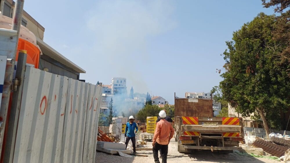 שריפה בשטח פתוח בחיפה בואדי בין רחוב קדימה-לילך-פינסקי בחיפה - 15/8/25 (צילום: קוראי חי פה בשטח)שריפה בשטח פתוח בחיפה בואדי בין רחוב קדימה-לילך-פינסקי בחיפה - 15/8/25 (צילום: קוראי חי פה בשטח)