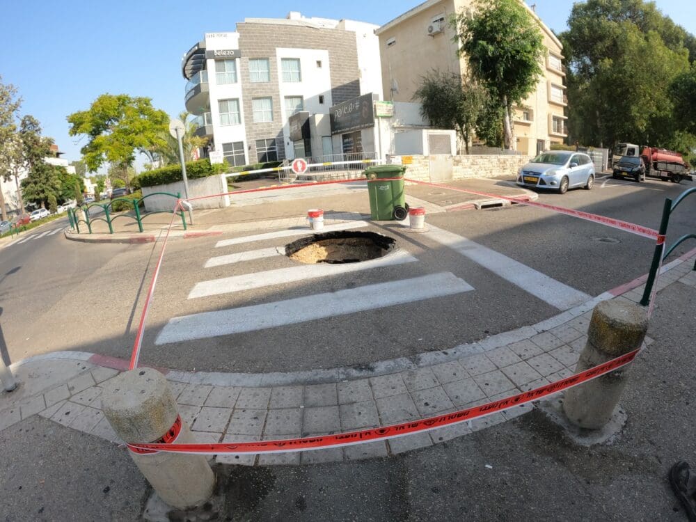 בולען בכביש בקרית חיים 15/8/25 (צילום: מוטי מנדלסון)