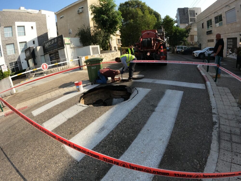 בולען בכביש בקרית חיים 15/8/25 (צילום: מוטי מנדלסון)