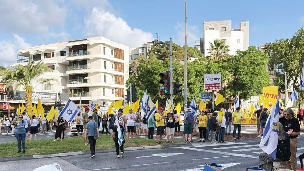 מחאה בכיכר ספר בחיפה - 17.8.25 (צילום: מיכל גרובר)