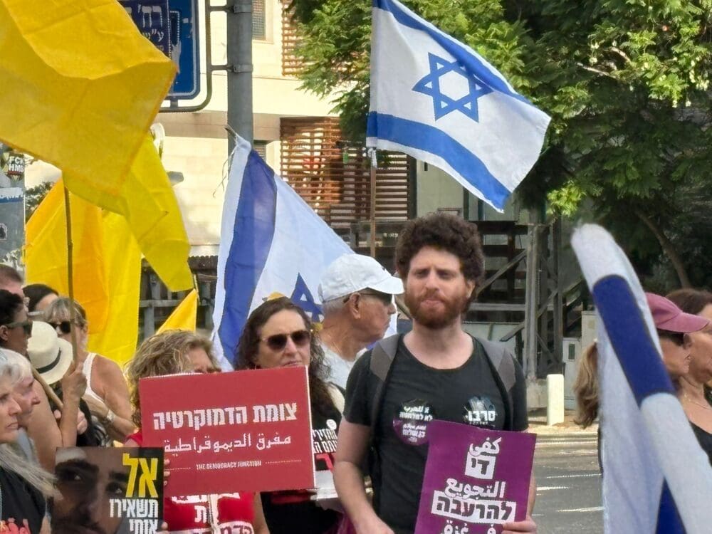 מחאת החטופים - יום שיא - 17/8/25 - הפגנה בכיכר ספר בחיפה (צילום: מיכל גרובר)