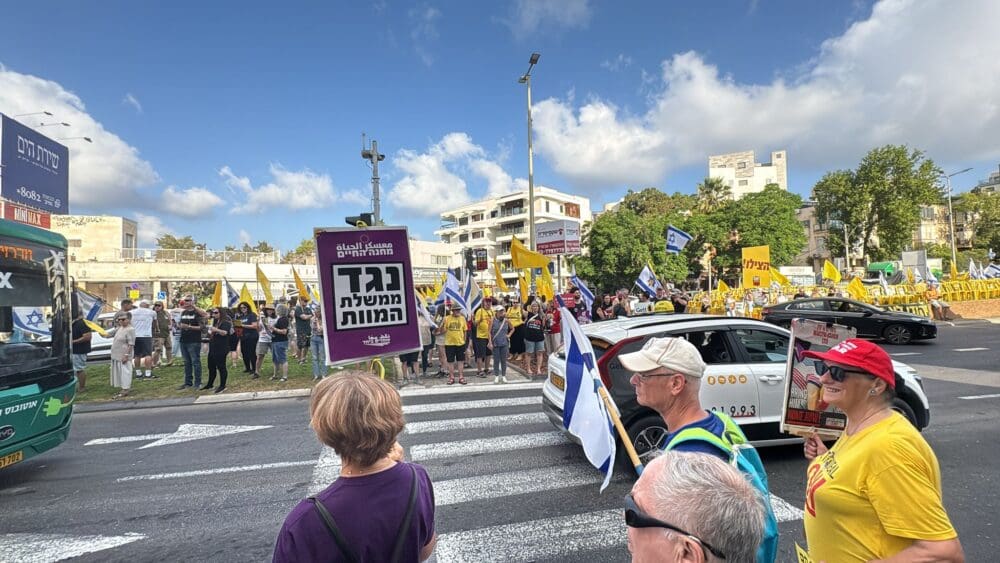 מחאת החטופים - יום שיא - 17/8/25 - הפגנה בכיכר ספר בחיפה (צילום: מיכל גרובר)
