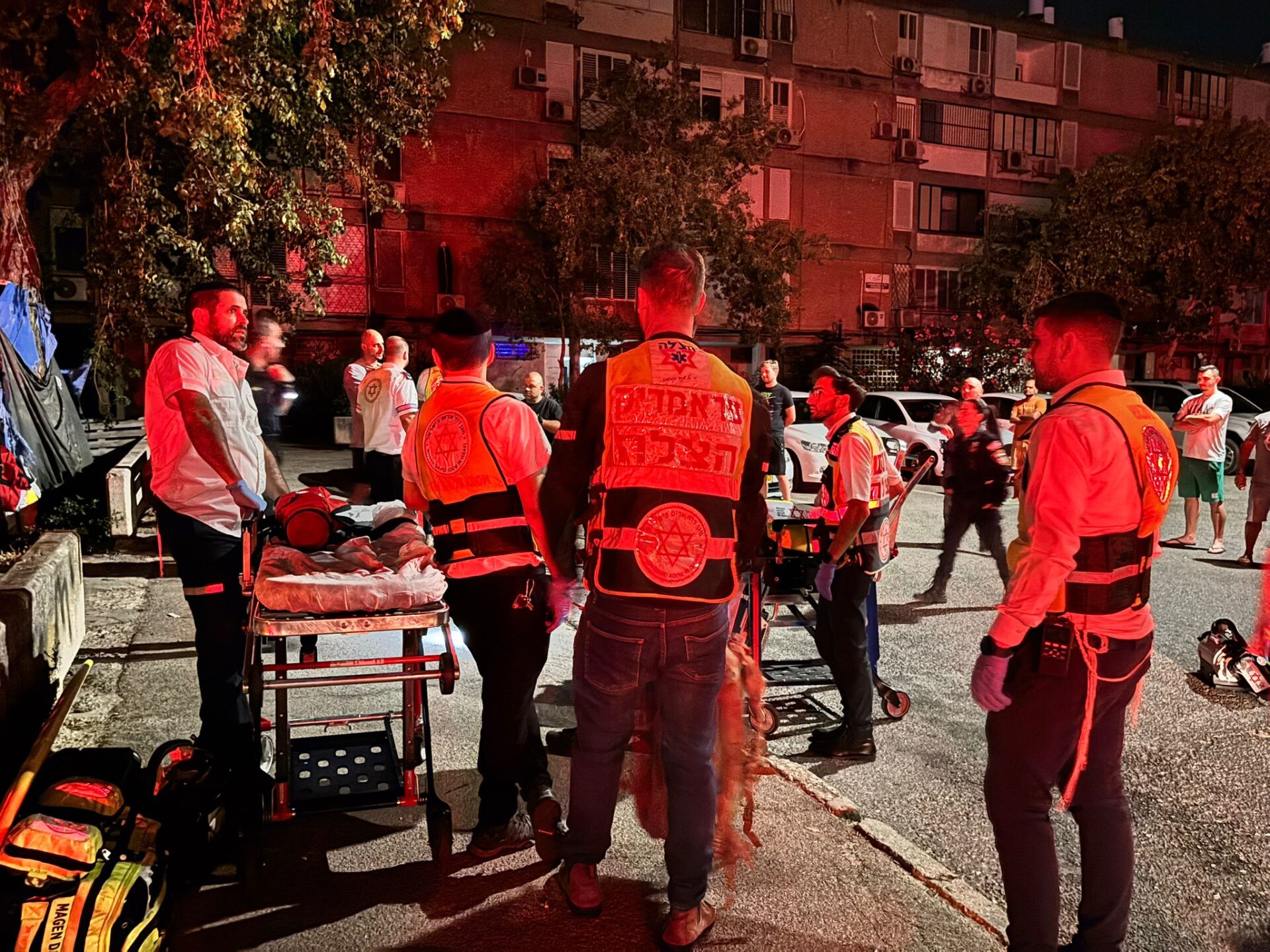 פינוי נפגעים משריפה בקרית ים (צילום: ארגון הצלה)
