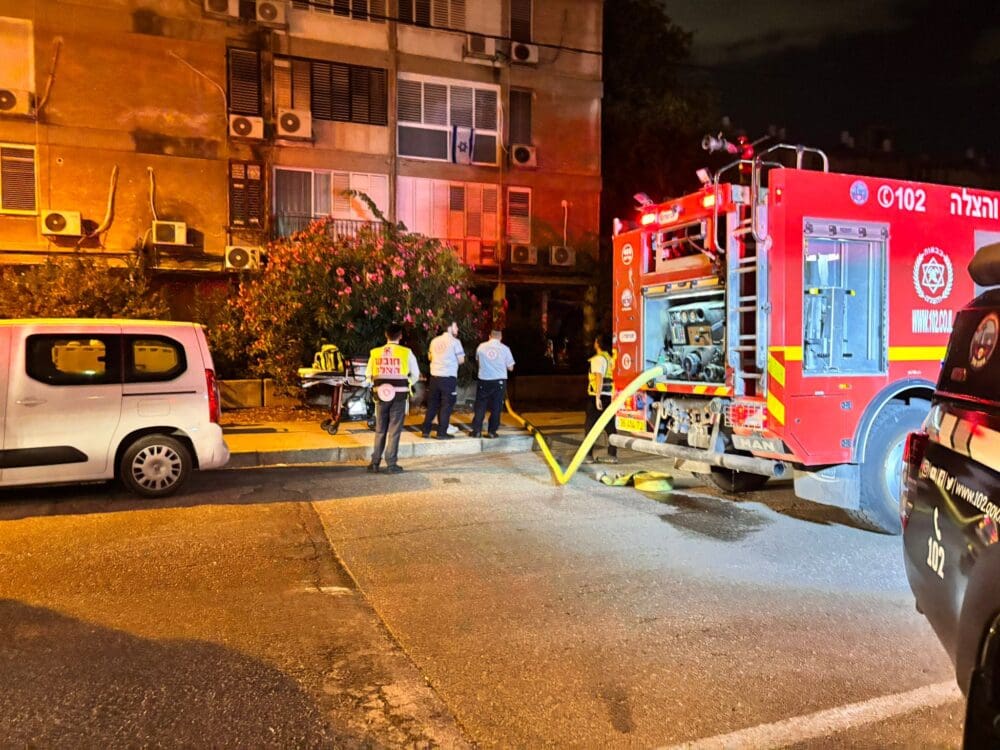פינוי נפגעים משריפה בקרית ים (צילום: ארגון הצלה)