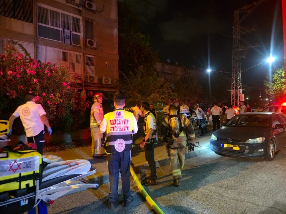 פינוי נפגעים משריפה בקרית ים (צילום: מד"א)