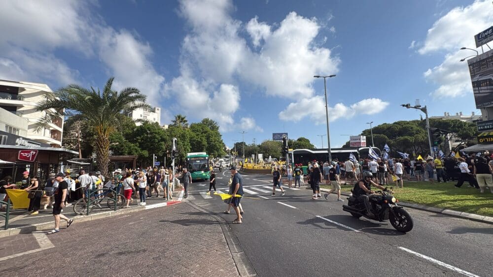 מחאה להשבת החטופים כיכר ספר חיפה (צילום: מיכל גרובר)