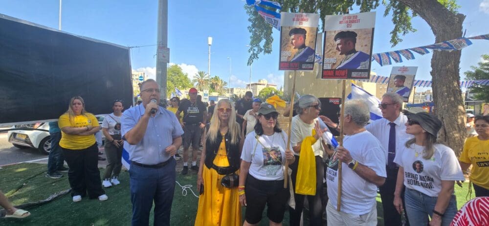 תושבי קריית ביאליק במחאה להשבת החטופים (צילום: עיריית קריית ביאליק)