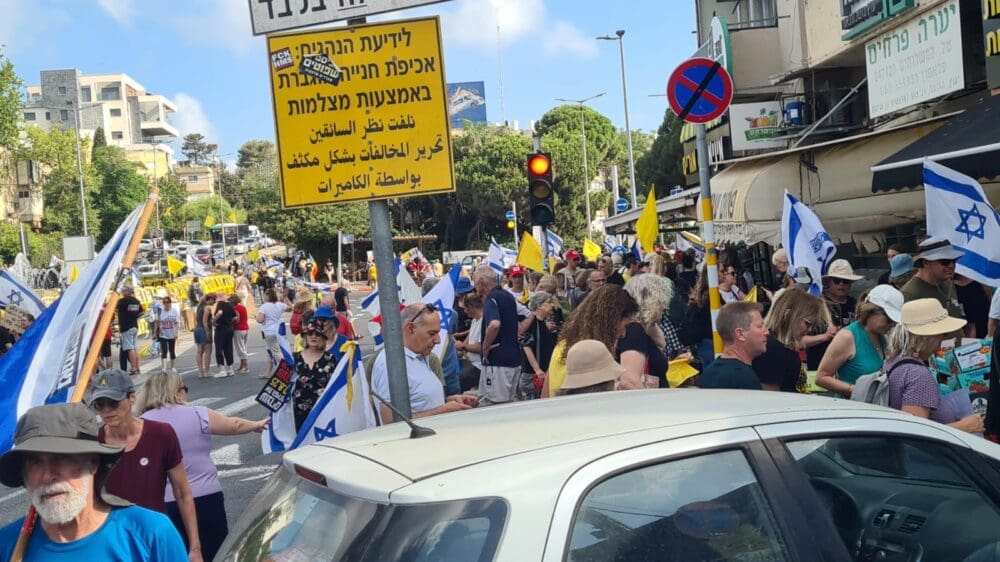 מחאה בכיכר ספר וברחוב מוריה (צילום: יעל הורוביץ)