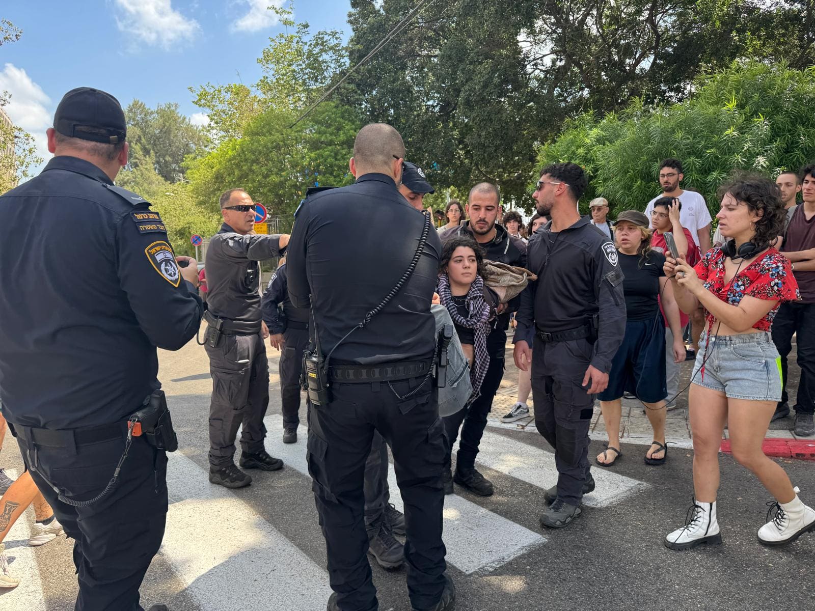 מעצר מפגינים בהפגנת ההזדהות עם יונה רוסמן (צילום: אקי פלקסר)