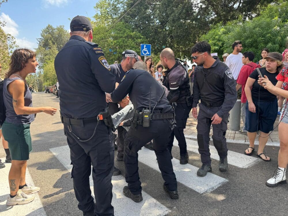 מעצר מפגינים בהפגנת ההזדהות עם יונה רוסמן (צילום: אקי פלקסר)