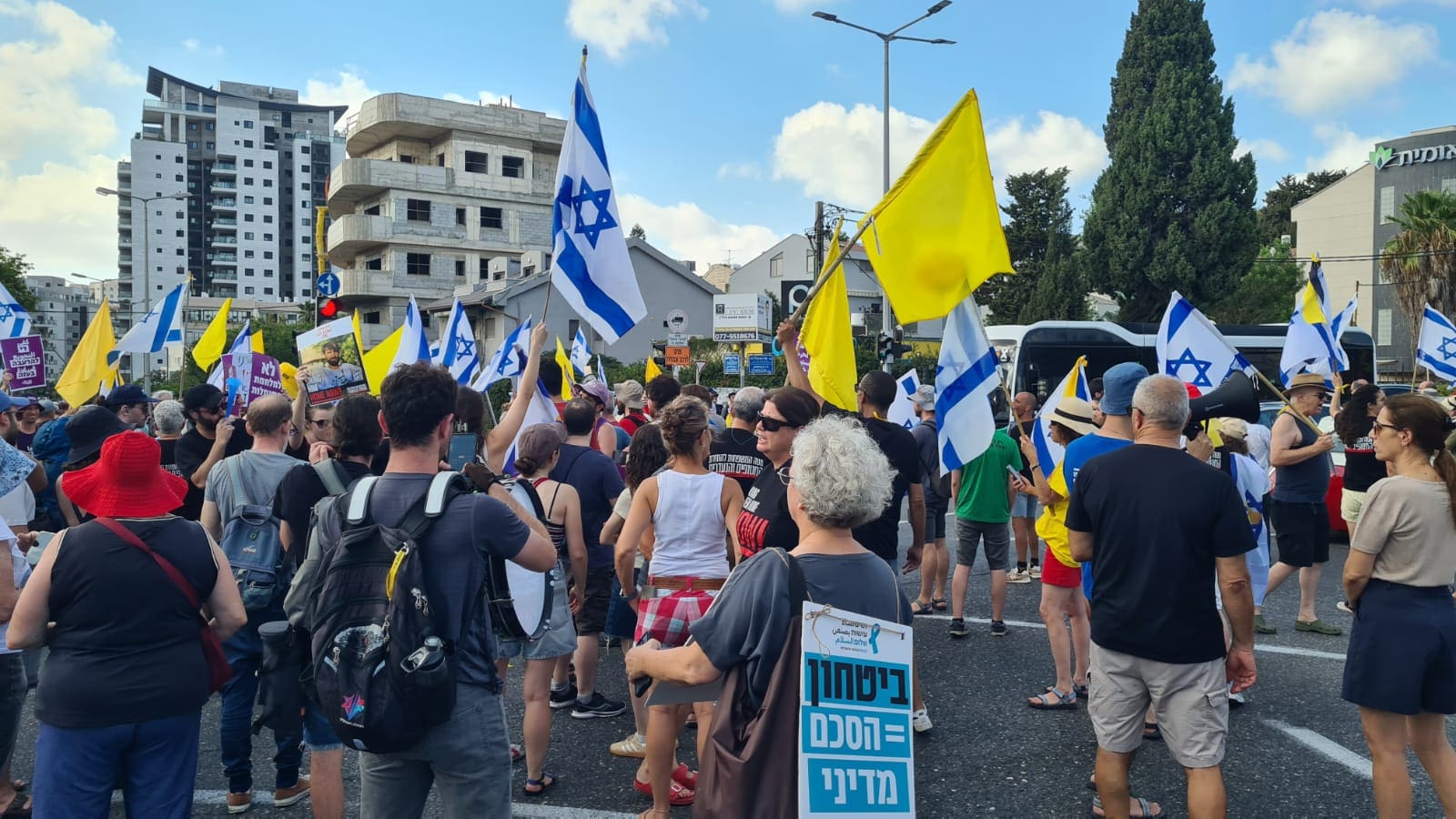 מחאה למען השבת החטופים במרכז זיו בנו