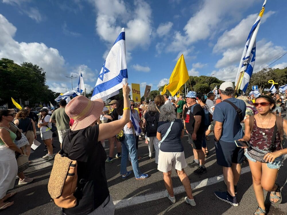 מחאה למען השבת החטופים בכיכר ספר ומוריה (צילום: מיכל גרובר)