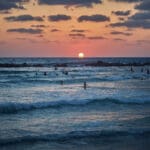 סילואט, צללית, ים, חופש, חוף, שמש, חול, גלים, מים, שלווה, רוגע, כיף, אופק, שקיעה, בריזה, סירה, שחייה, שיזוף, משחק, ילדים, צדפים, שקט, מרחב, טורקיז, דג, צלילה, שנורקל, גלשן, גלישה, קייט סרפ, סאפ, ספורט ימי, כדורעף חופים, טיילת, נופש, התרעננות, חתירה, מציל, הצלה, צולל, גולש, משתזף, משתזפת, משתזפים, שרב, חמסין, ארטיק, כפכפים, מדוזות, גל, מצופים, מצוף, טובע, טביעה, סערה, מערבולת, מערבולות, גאות, טבע, כיסא נוח, מטקות, מטקה, אוגוסט, יולי, בילוי, ערב, בין ערביים, שקיעה