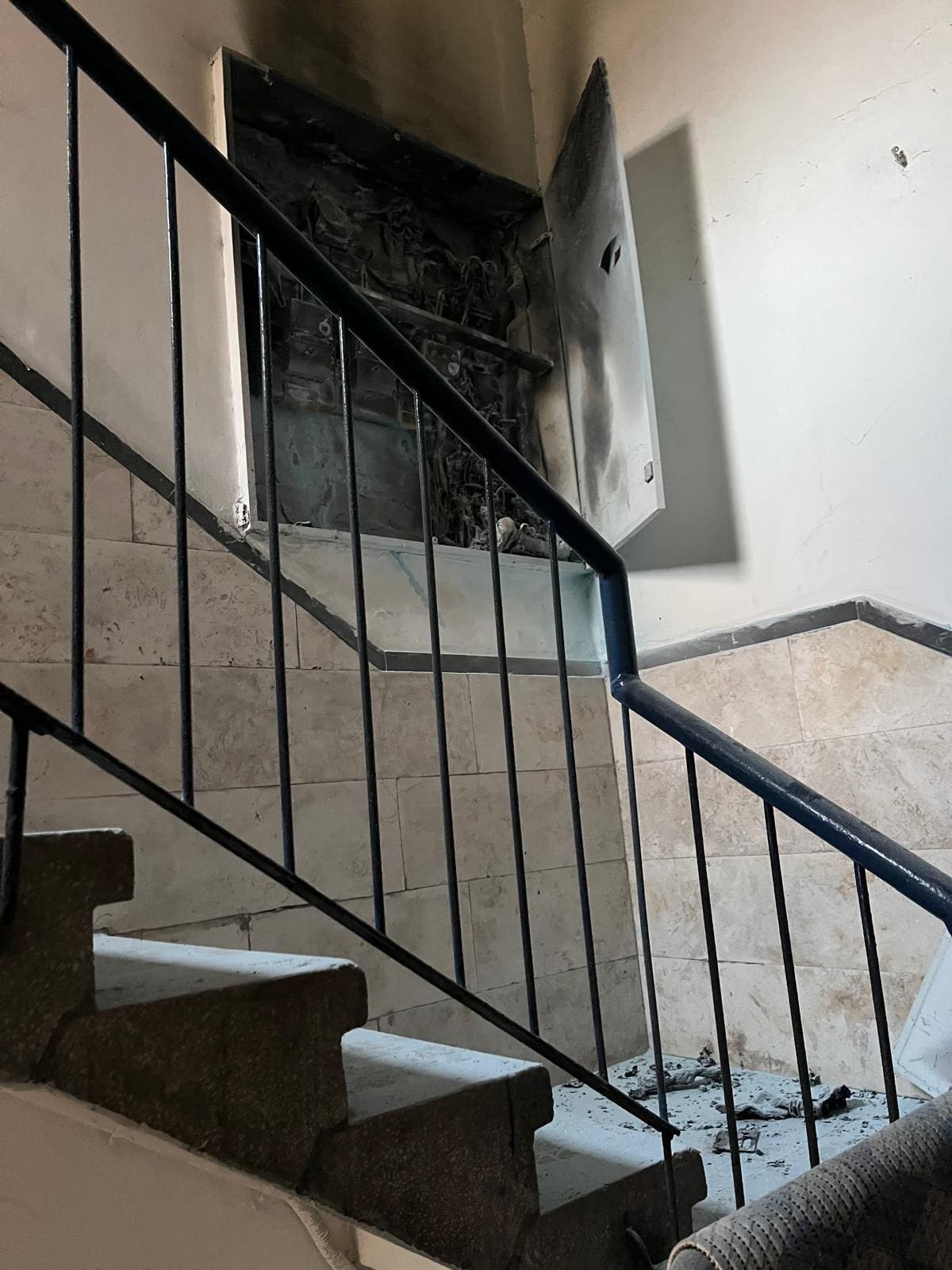 שריפה בחדר מדרגות בחיפה (צילום: כבאות והצלה)